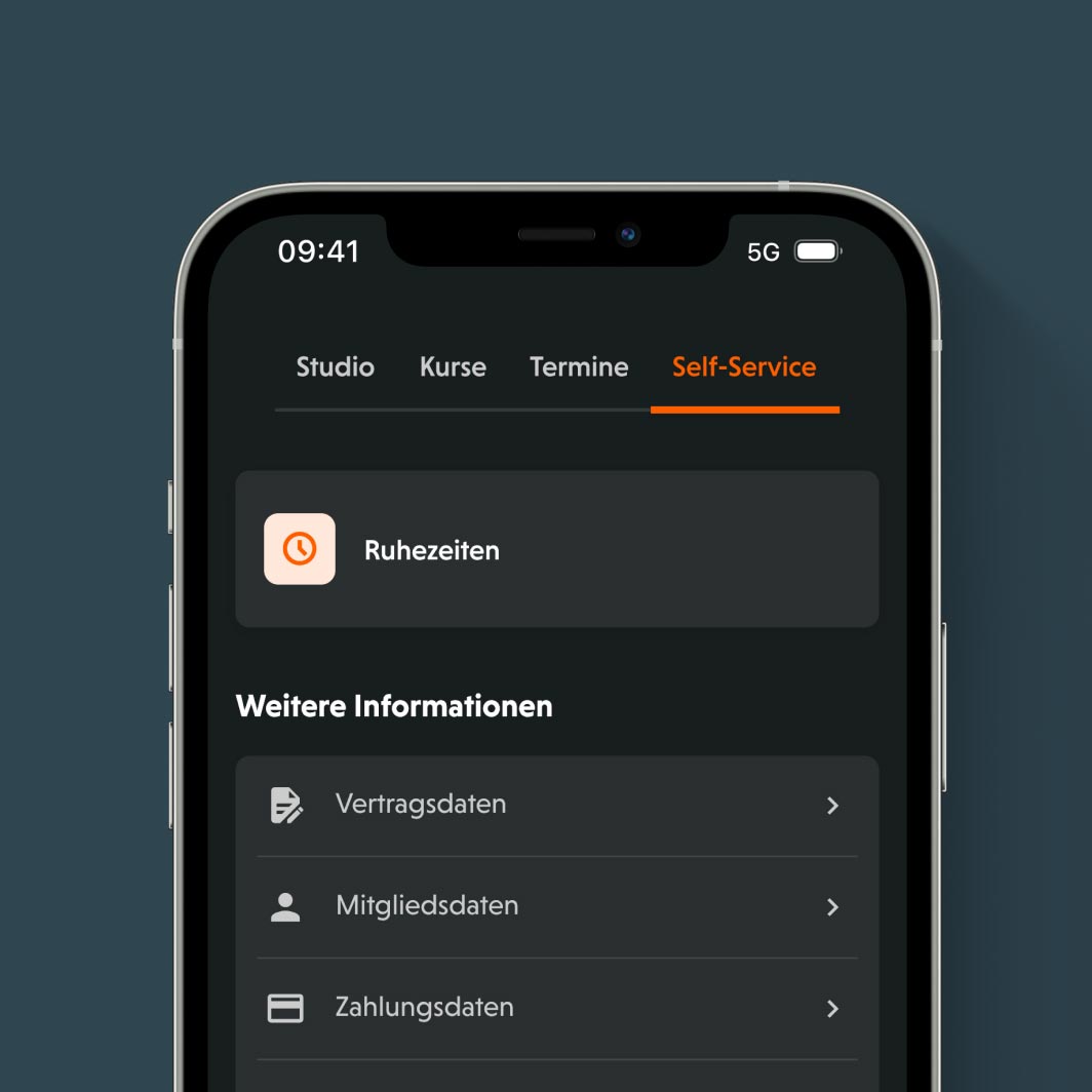Ein Smartphone mit dem geöffneten Reiter „Selfservice“. Sichtbar sind Optionen zur Verwaltung der Ruhezeiten sowie zu Vertragsdaten, Mitgliedsdaten und Zahlungsinformationen.